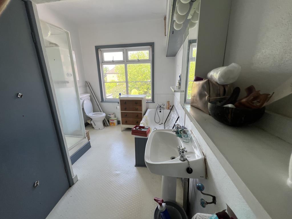 Lot: 168 - FOUR STOREY TOWN HOUSE FOR UPDATING - General view of the family bathroom